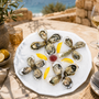 Plateau Le Tout Huîtres avec sélection d’huîtres fraîches sur glace, citron et sauce échalote, servi en terrasse méditerranéenne par L’Écailler de Stef