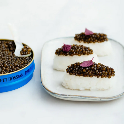 Dégustation de caviar Petrossian Daurenki Tsar Impérial avec cuillère et service frais